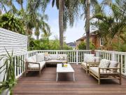 Stylish townhouse with harbour glimpses and walk...