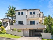 Stylishly Presented Townhouse in Prime Wollongong Location
