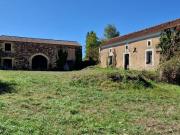 Sud Dordogne, dans hameau, Ancien corps de ferme en...