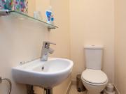 Suitable double bedroom in a 4 bedroom apartment Has a Room