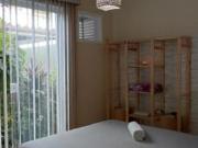 Suíte a 25 minutos de Niterói, com closet e estacionamento