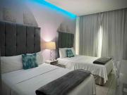 suite amueblada con comodidades de hotel, terraza con...