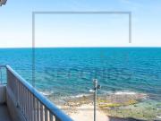 Sumérgete en un mundo de serenidad frente al mar en este...