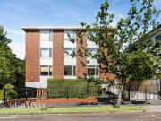 Sun drenched & spacious in St Kilda