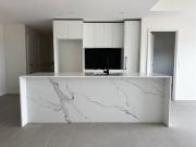 Sunlit 2 Bedroom Apartment with Balcony & Views –...