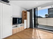 Sunlit Apartment Moments from Burnley Station & Yarra Trails