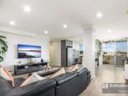 SUNLIT MODERN APARTMENT IN A PRIME LOCATION WITH PERFECT...