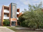 Sunlit retreat in an Art Deco icon
