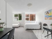 SUNLIT STUDIO OPPOSITE BEARE PARK