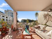 Sunlit style in prime city fringe location