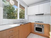 Sunlit, Stylish One Bedroom Living Superbly Located