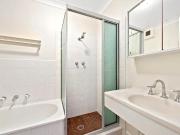 Sunlit Top Floor Bedroom Apartment