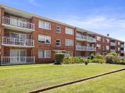 Sunny Ground Floor Unit in a Peaceful, Central Location