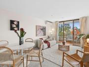 Sunny Top Floor Apartment