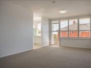 SUNNY TWO BED APARTMENT WITH HARBOUR VIEWS