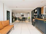 Super Spacious 3 bed with huge kitchen