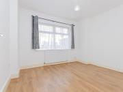Superb 3 double bedroom flat with garden