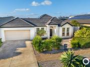 Superb 5 bed, 2 bath home in seaside locale!
