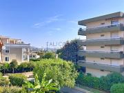 Superbe 2 pièces rénové avec terrasse, cave et parking...