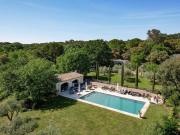 Superbe domaine aux portes d’Uzès avec parc à couper le...