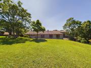 Superbe ensemble en pierre avec piscine et studio...