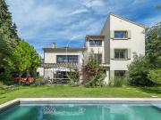 Superbe villa rénovée avec piscine à vendre à proximité...