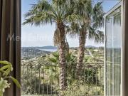 Superbe villa sur le terrain du golf et avec vue mer