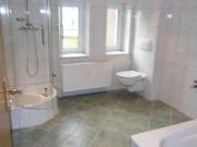 Supergünstige 2 Zimmer mit Laminat, Dusche und Wanne in...