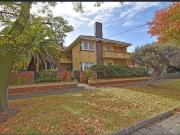 SUPERIOR ART DECO APARTMENT SHORT STROLL TO ALBERT PARK...