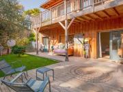 Sur la presqu'île du cap Ferret, une maison...