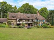 Sur les hauteurs de Deauville, dominant la ville et la...
