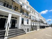 Sussex Square, Brighton BN2, 2 bed flat to rent, £1,700...