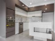 SWANKY TOP FLOOR APARTMENT LEASED AT $695 PER WEEK