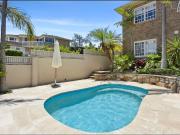 SWEEPING VIEWS AND ELEGANT LIVING
