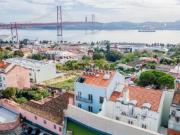 T0 com varanda e vista rio em prédio com charme, no Alto...