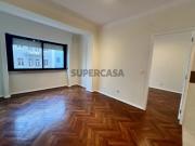 T1 Inserido em edificio com dois elevadores localizado...