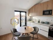 T1 Moderno com Grande Terraço, Garagem e Elevador