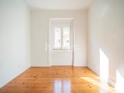 T1 remodelado a estrear com 2 salas e cozinha equipada...