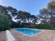 T2 aperçu mer avec jardin dans domaine sécurisé avec piscine