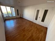 T2 climatisé 1er étage avec balcon, cave et parking