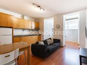 T2 com logradouro em total renovação em Campolide