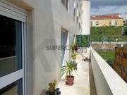 T2 com Varanda e 2 casas de banho em Condomínio de...