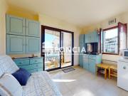 T2 d’angle traversant avec loggia, vue piscine et mer