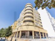 T2 luminoso com garagem em Telheiras — conforto,...