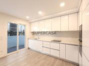 T2 novo na Nazaré: Moderno, Central e com Espaços...