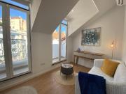 T2, recuperado e mobilado, pequena varanda e vista...