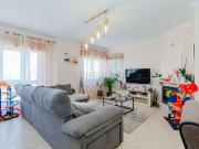 T2 Remodelado com Garagem e Elevador Rio Mouro Sintra