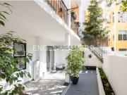 T2 Renovado com logradouro em Arroios