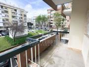 T2 renovado, com varanda em prédio com elevador