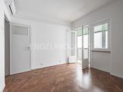 T2 Renovado em Arroios com Muita Luz Natural